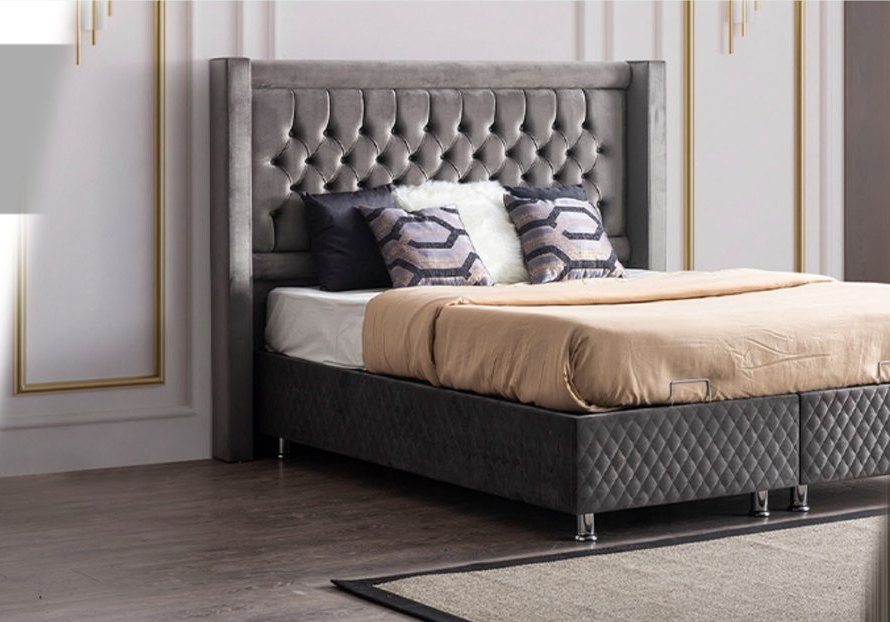 Graues Boxspringbett mit Knopfheftung in einem klassischen Schlafzimmer